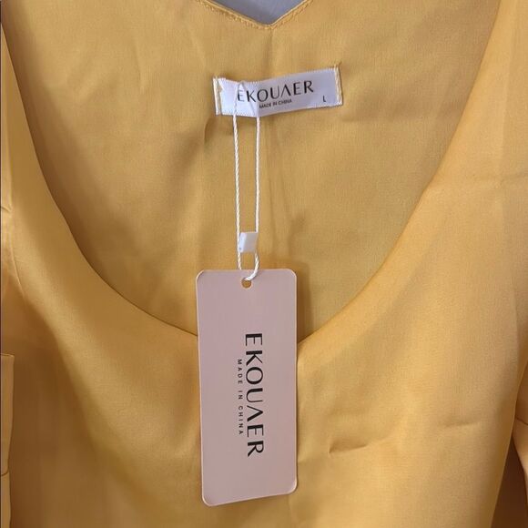 Yellow V-Neck Sleeveless Tank Top - Picture 2 of 5